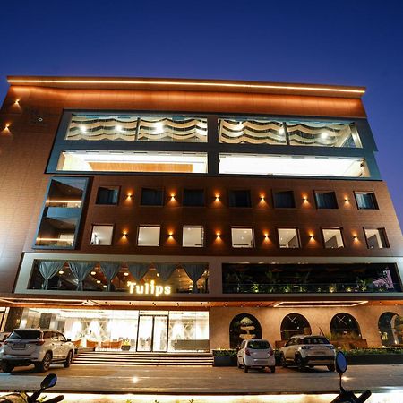 Hotel Tulips Grand Haiderabad Buitenkant foto
