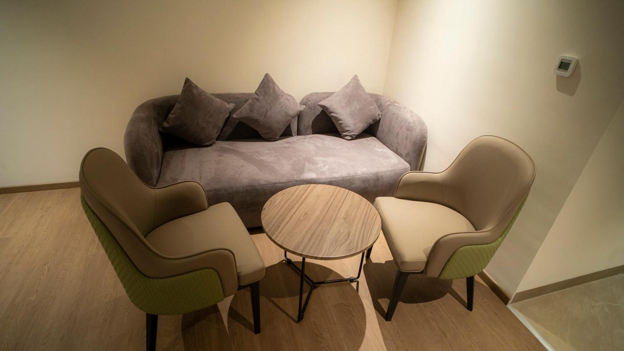 Hotel Tulips Grand Haiderabad Buitenkant foto