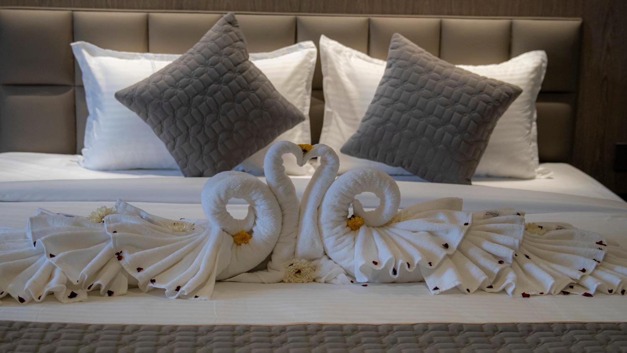 Hotel Tulips Grand Haiderabad Buitenkant foto