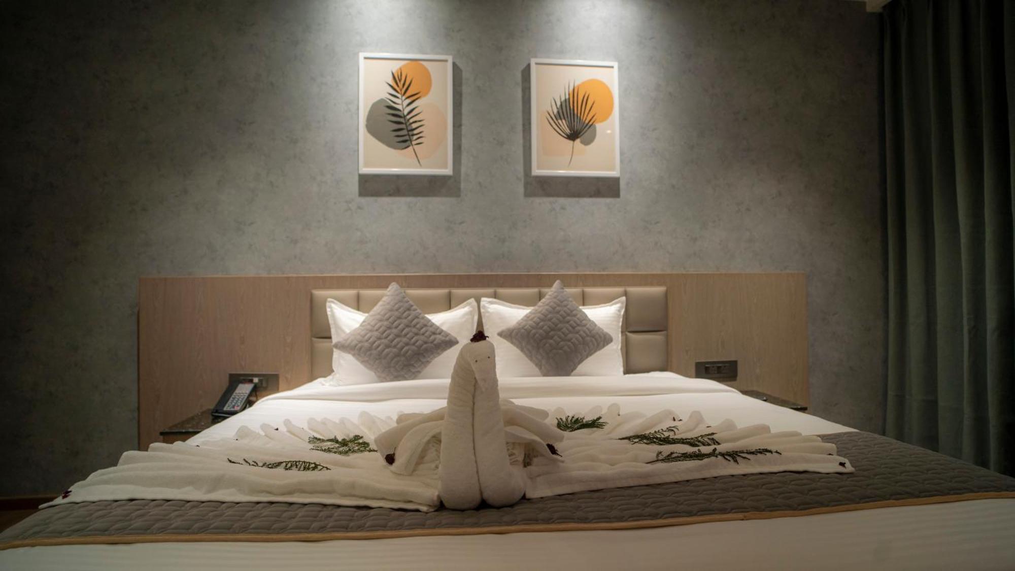Hotel Tulips Grand Haiderabad Buitenkant foto