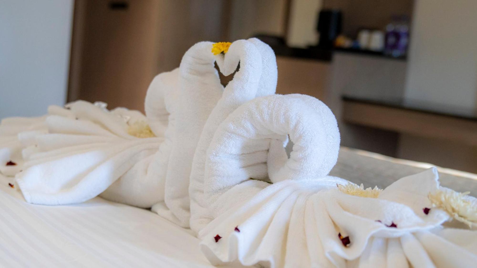 Hotel Tulips Grand Haiderabad Buitenkant foto