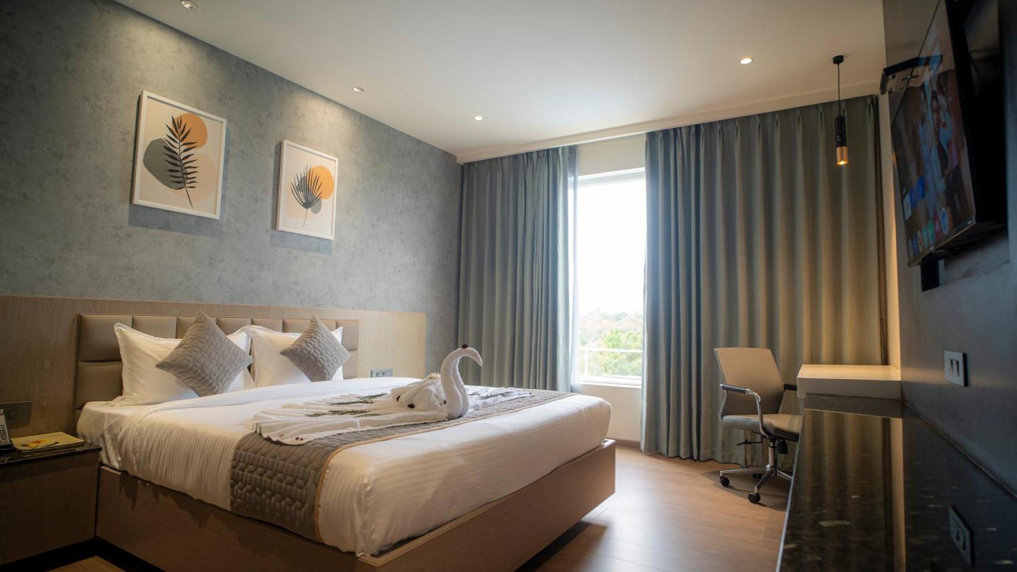 Hotel Tulips Grand Haiderabad Buitenkant foto