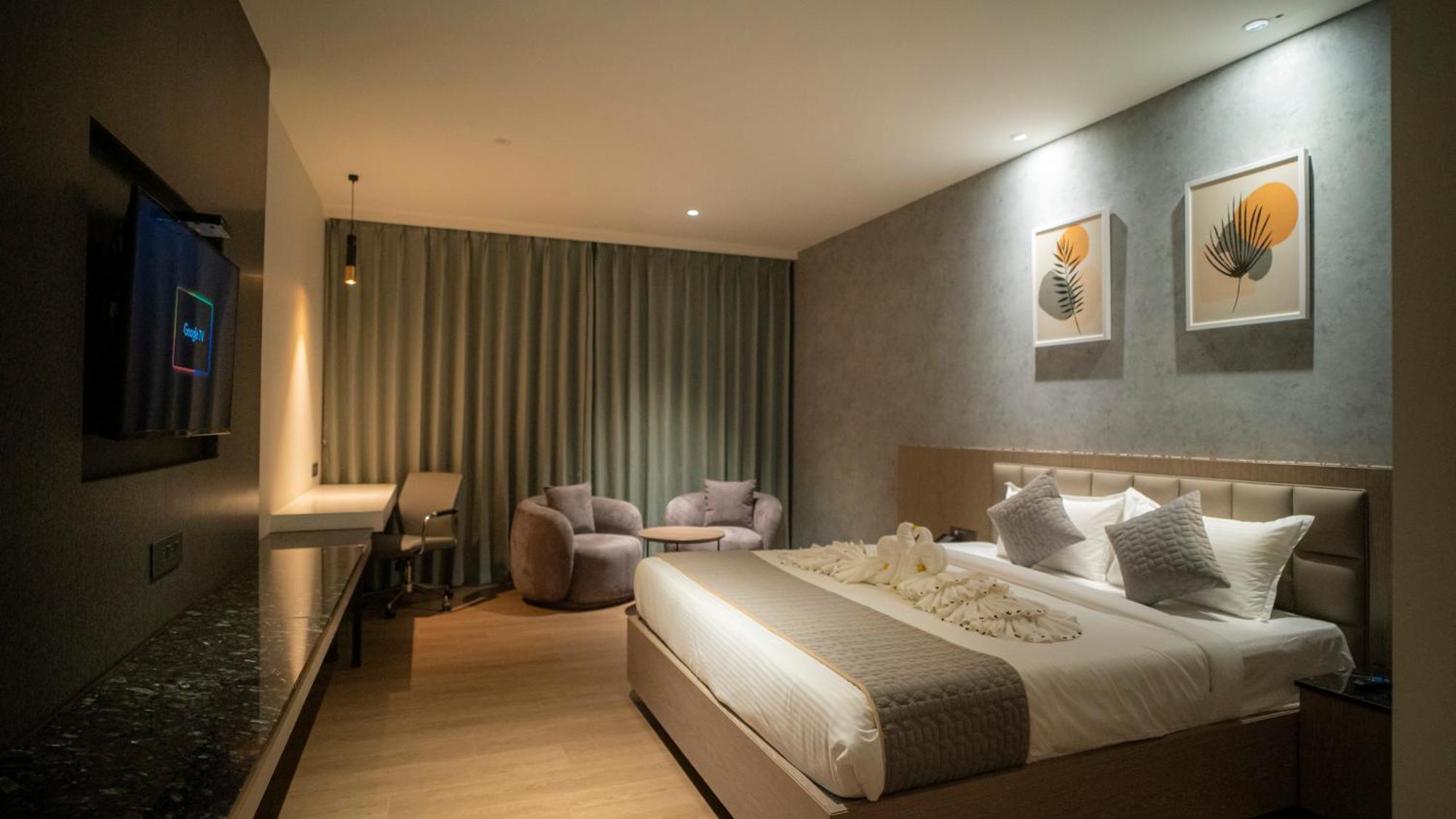 Hotel Tulips Grand Haiderabad Buitenkant foto