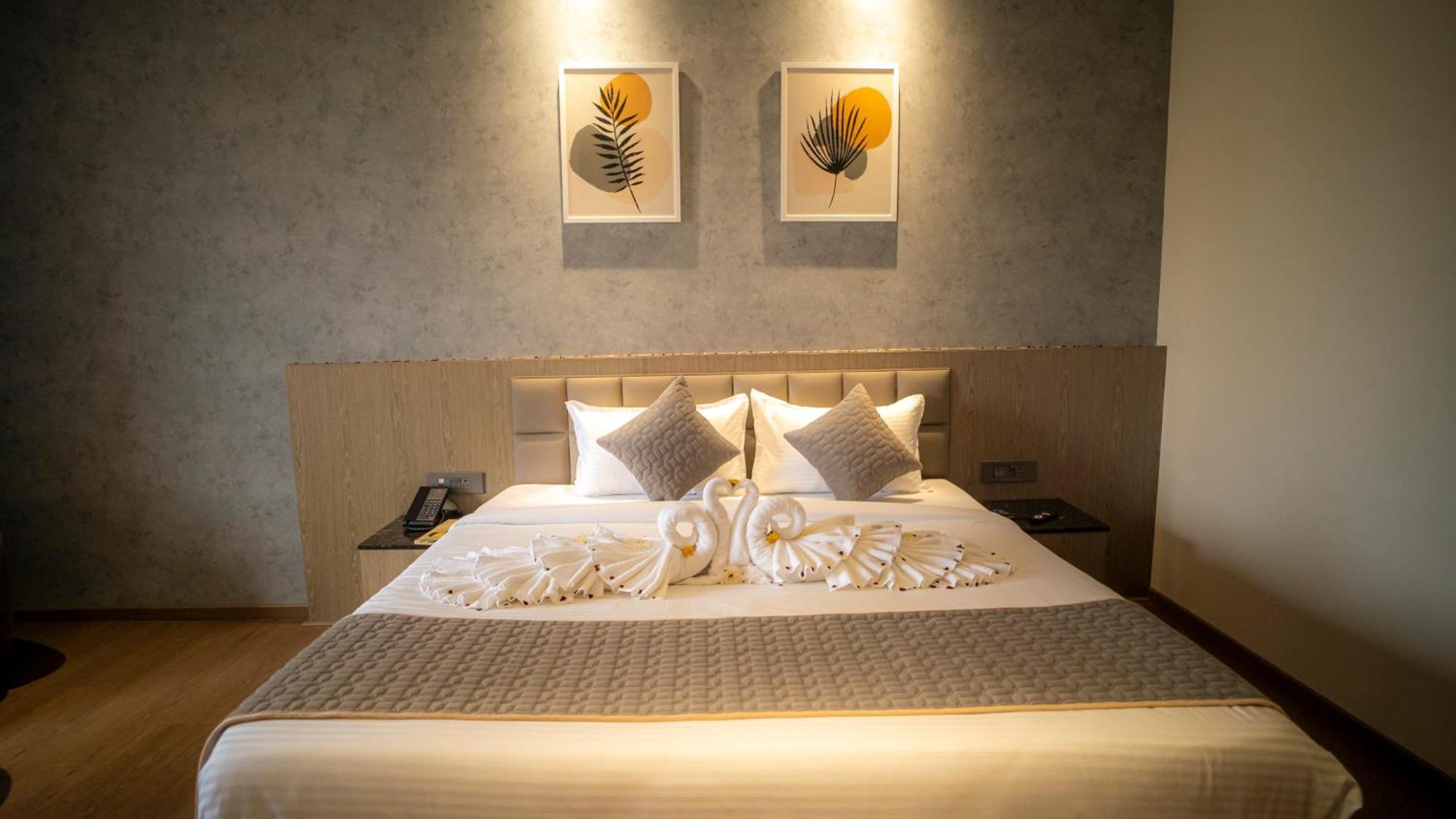 Hotel Tulips Grand Haiderabad Buitenkant foto