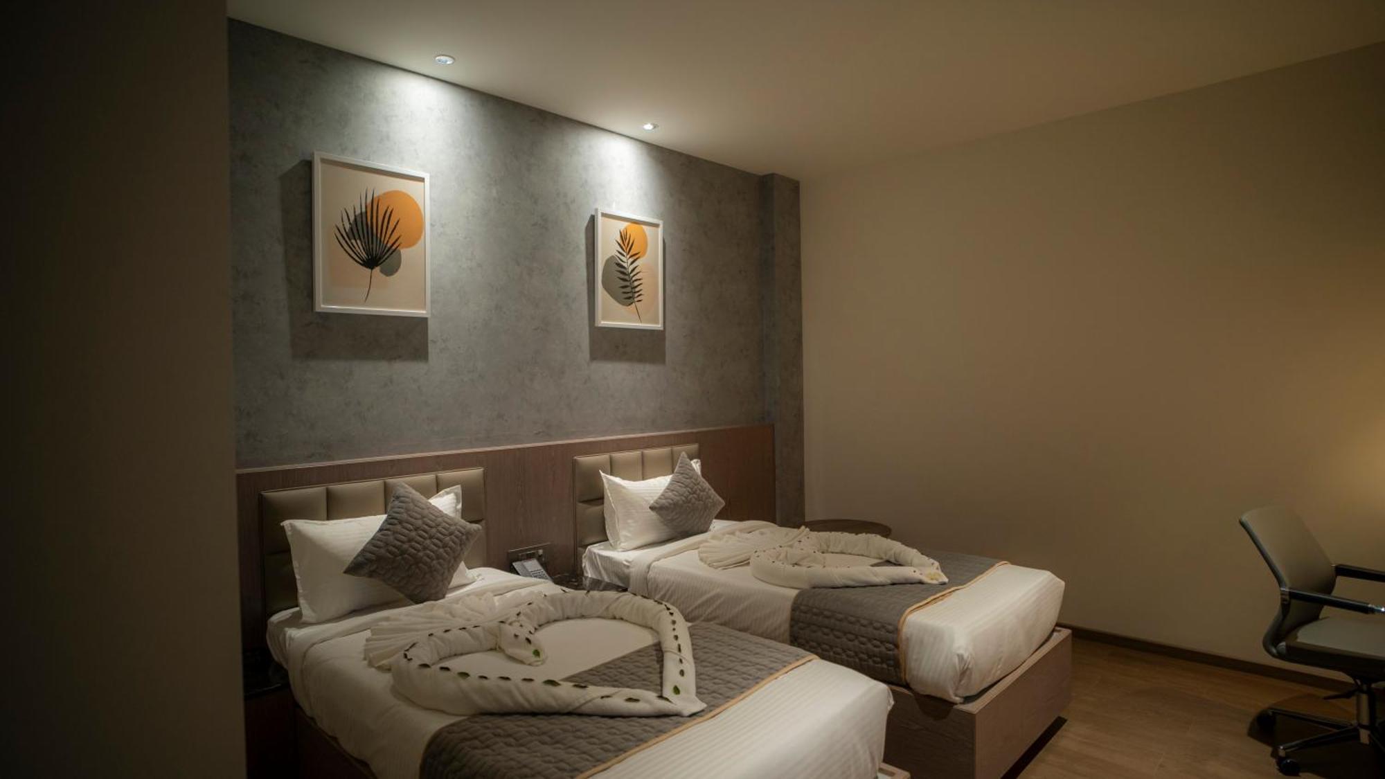 Hotel Tulips Grand Haiderabad Buitenkant foto