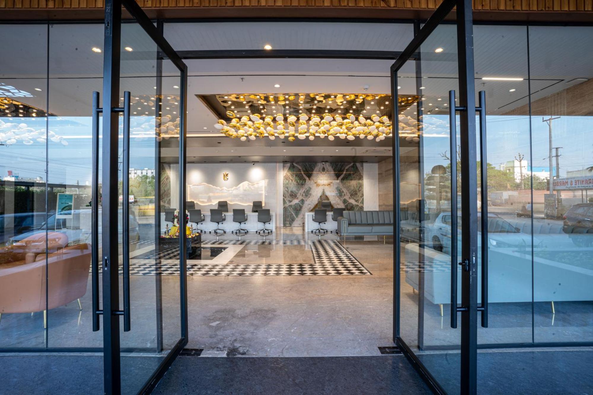 Hotel Tulips Grand Haiderabad Buitenkant foto