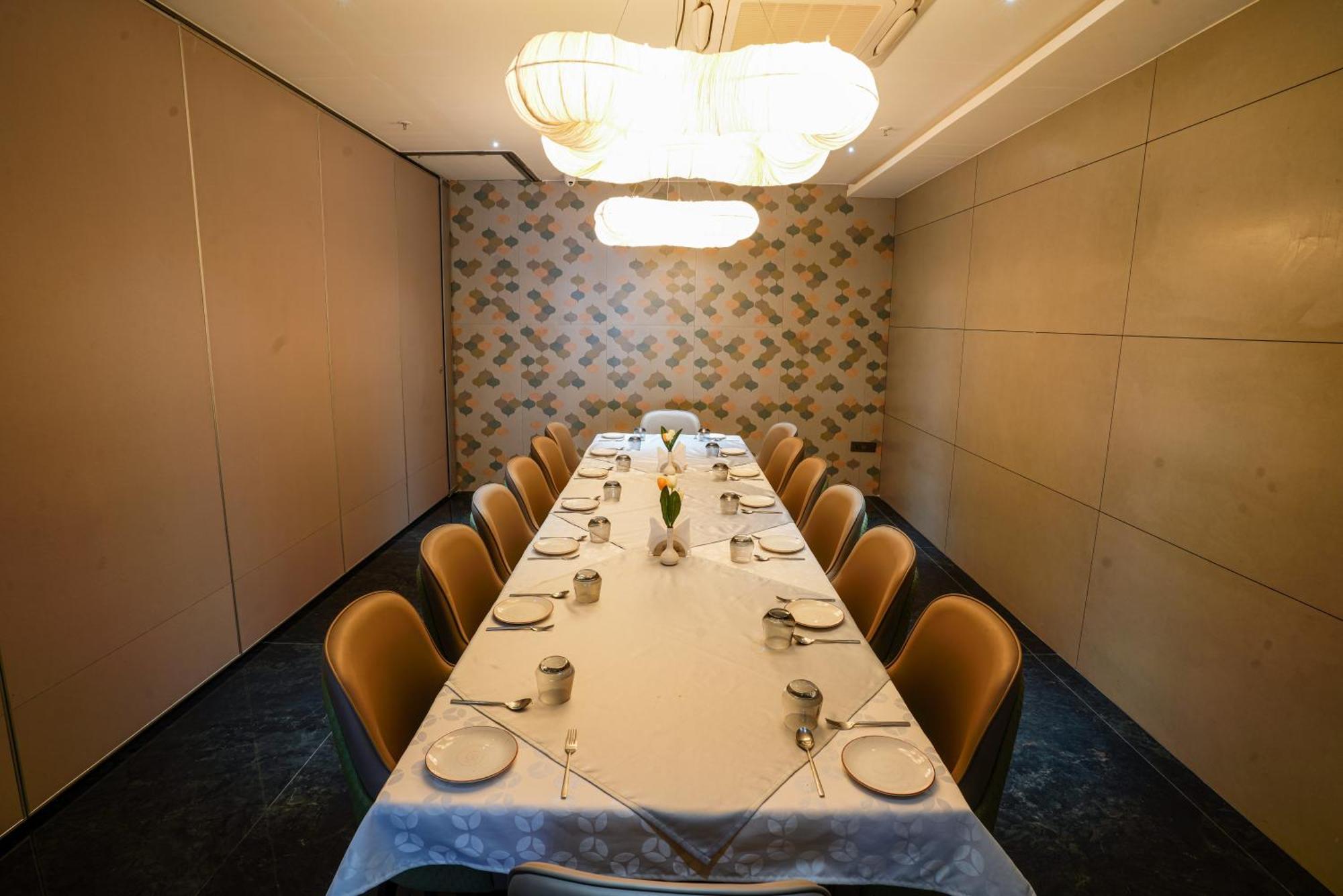 Hotel Tulips Grand Haiderabad Buitenkant foto
