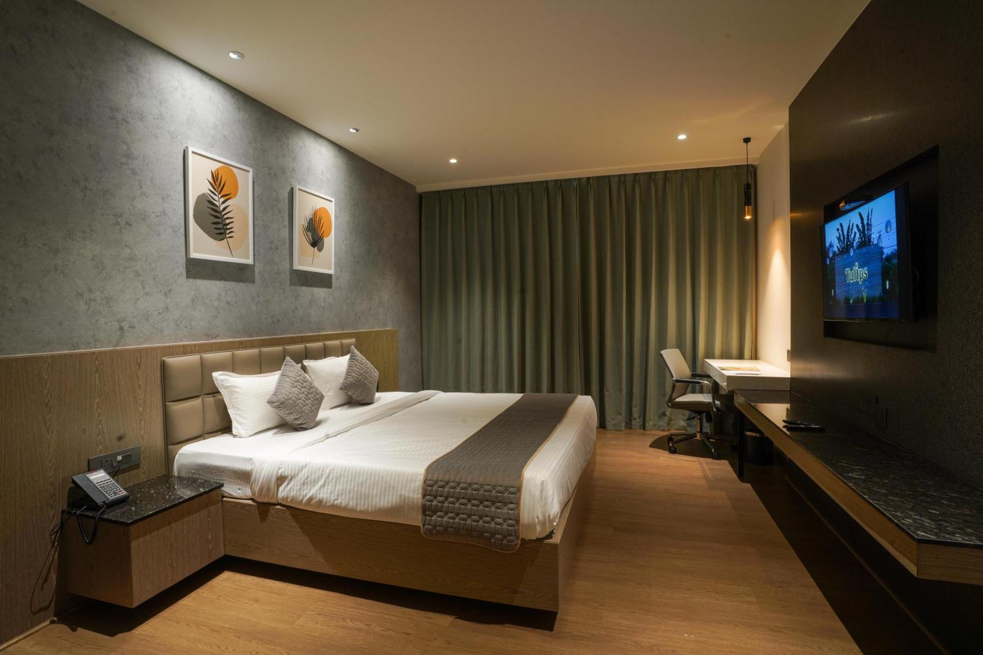 Hotel Tulips Grand Haiderabad Buitenkant foto