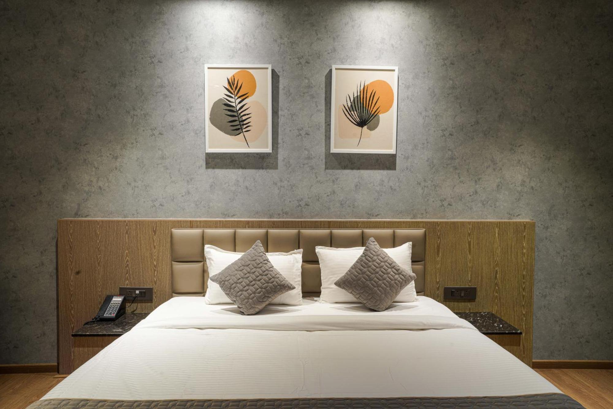 Hotel Tulips Grand Haiderabad Buitenkant foto