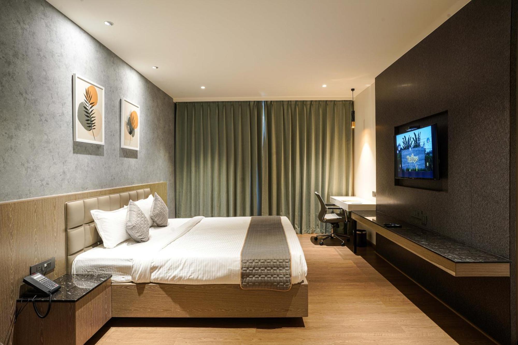 Hotel Tulips Grand Haiderabad Buitenkant foto