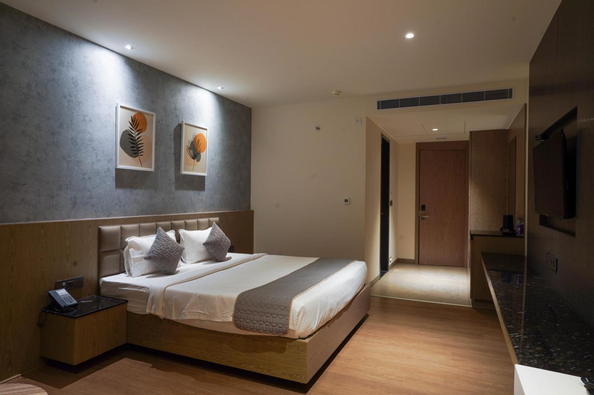 Hotel Tulips Grand Haiderabad Buitenkant foto