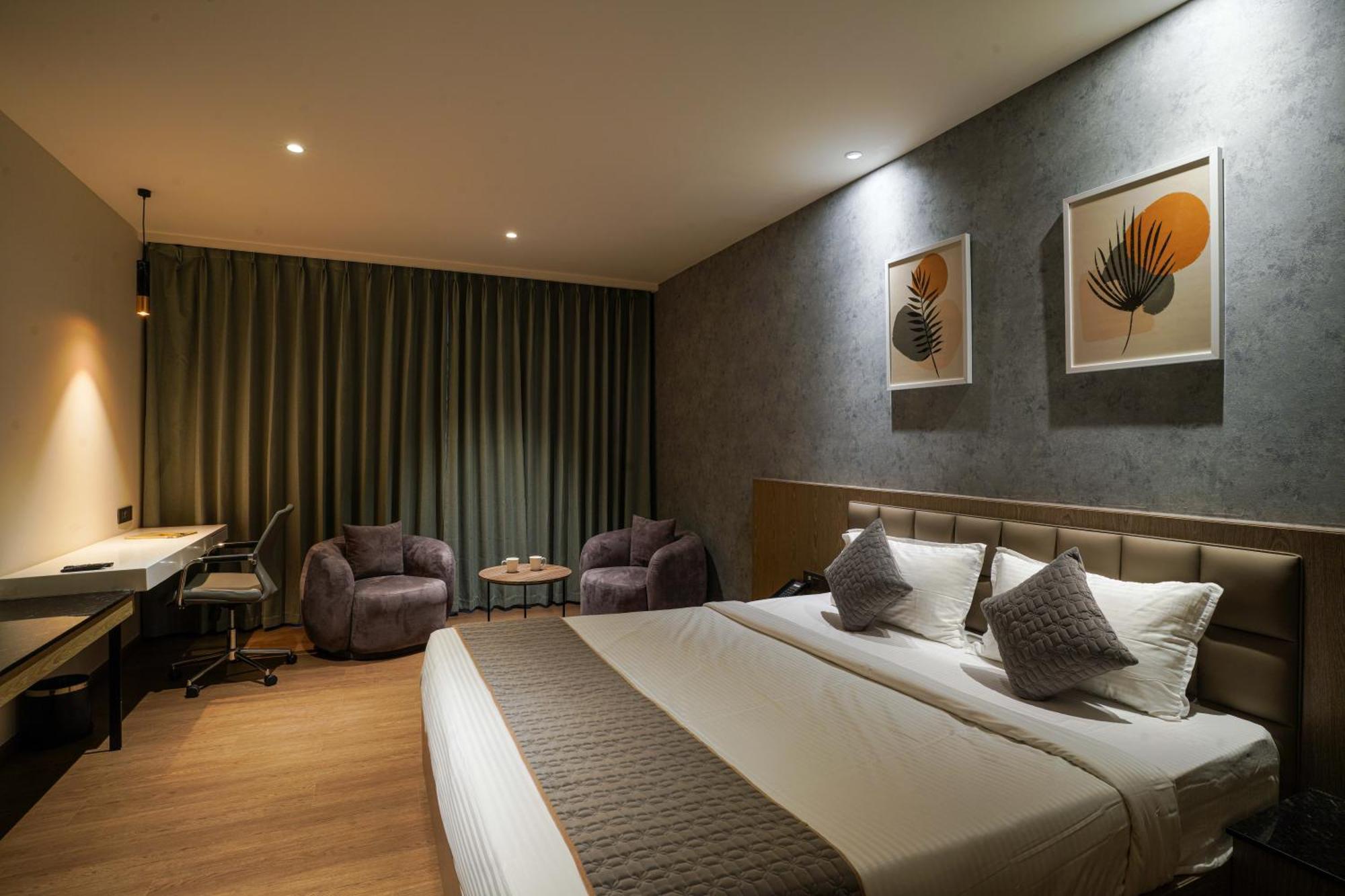 Hotel Tulips Grand Haiderabad Buitenkant foto