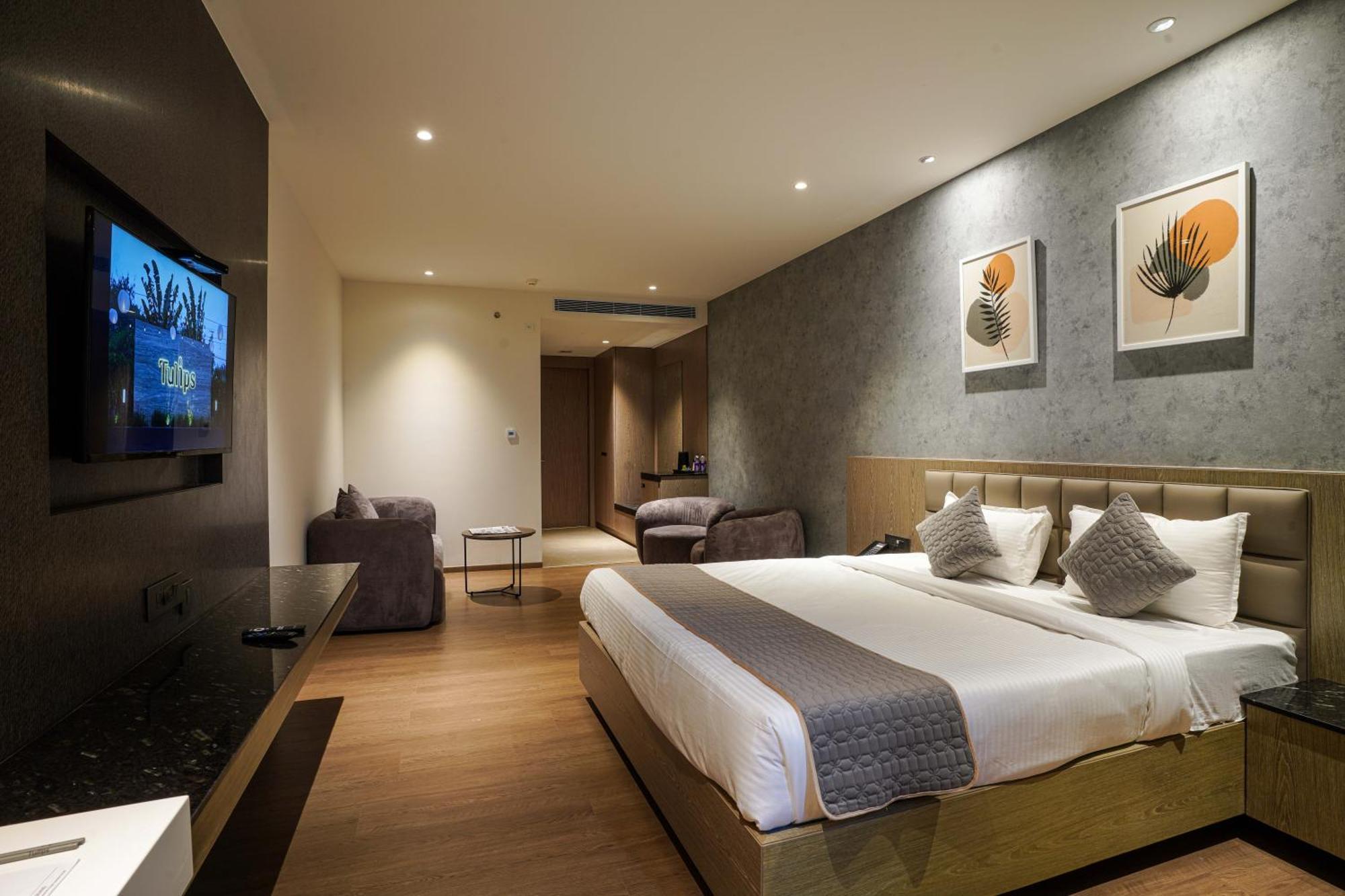 Hotel Tulips Grand Haiderabad Buitenkant foto