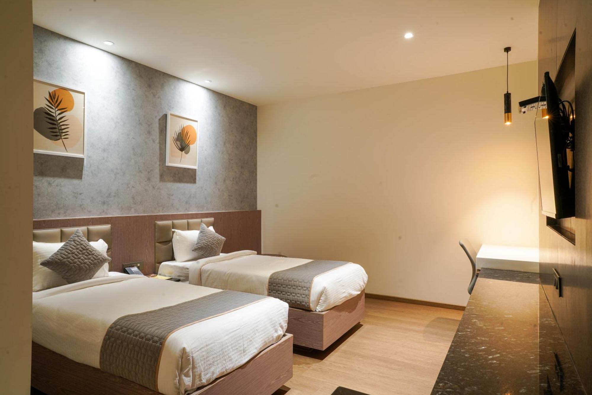 Hotel Tulips Grand Haiderabad Buitenkant foto