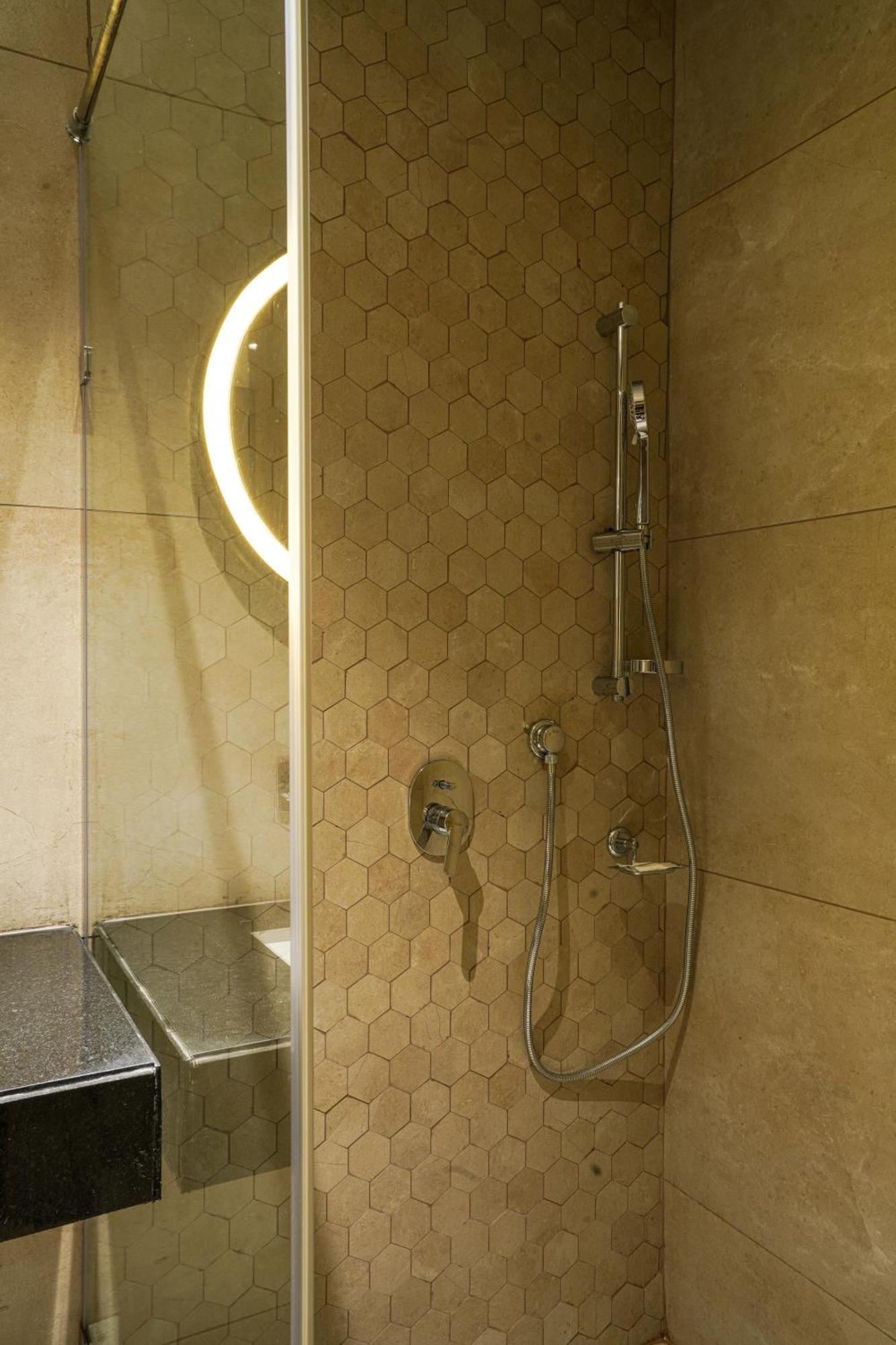 Hotel Tulips Grand Haiderabad Buitenkant foto