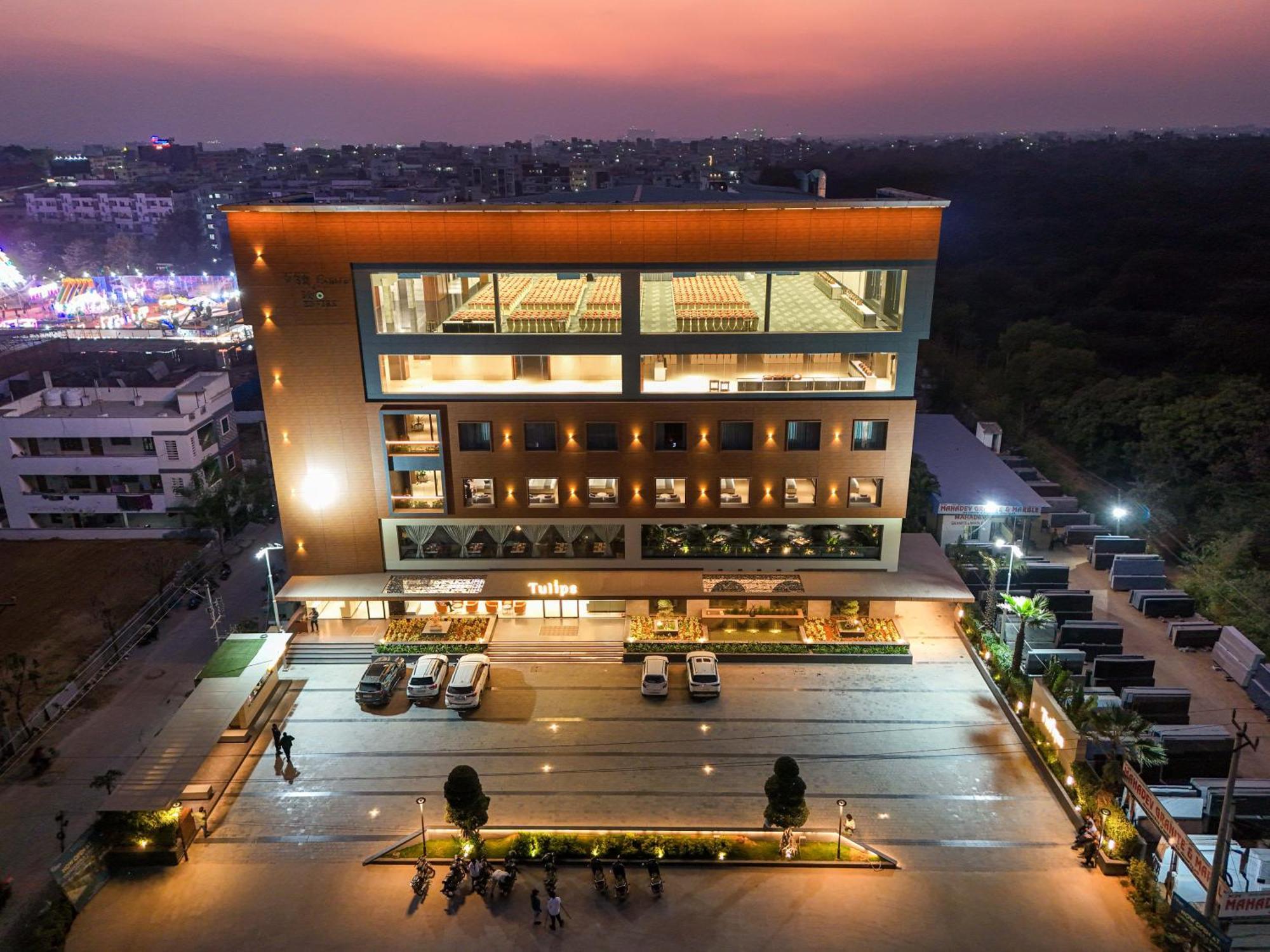 Hotel Tulips Grand Haiderabad Buitenkant foto